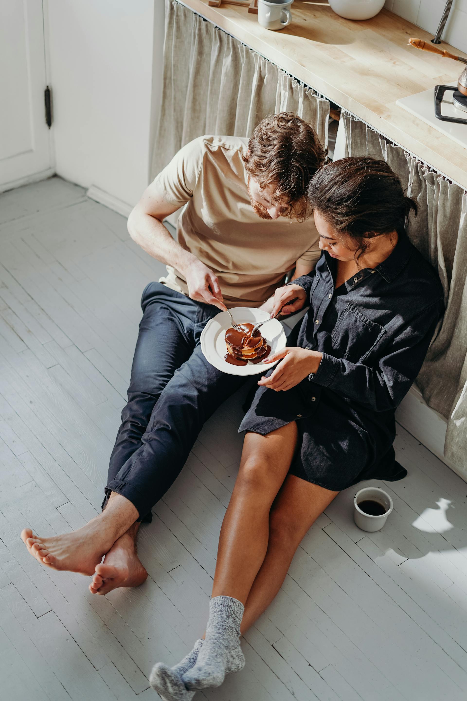 Un couple prenant le petit déjeuner ensemble