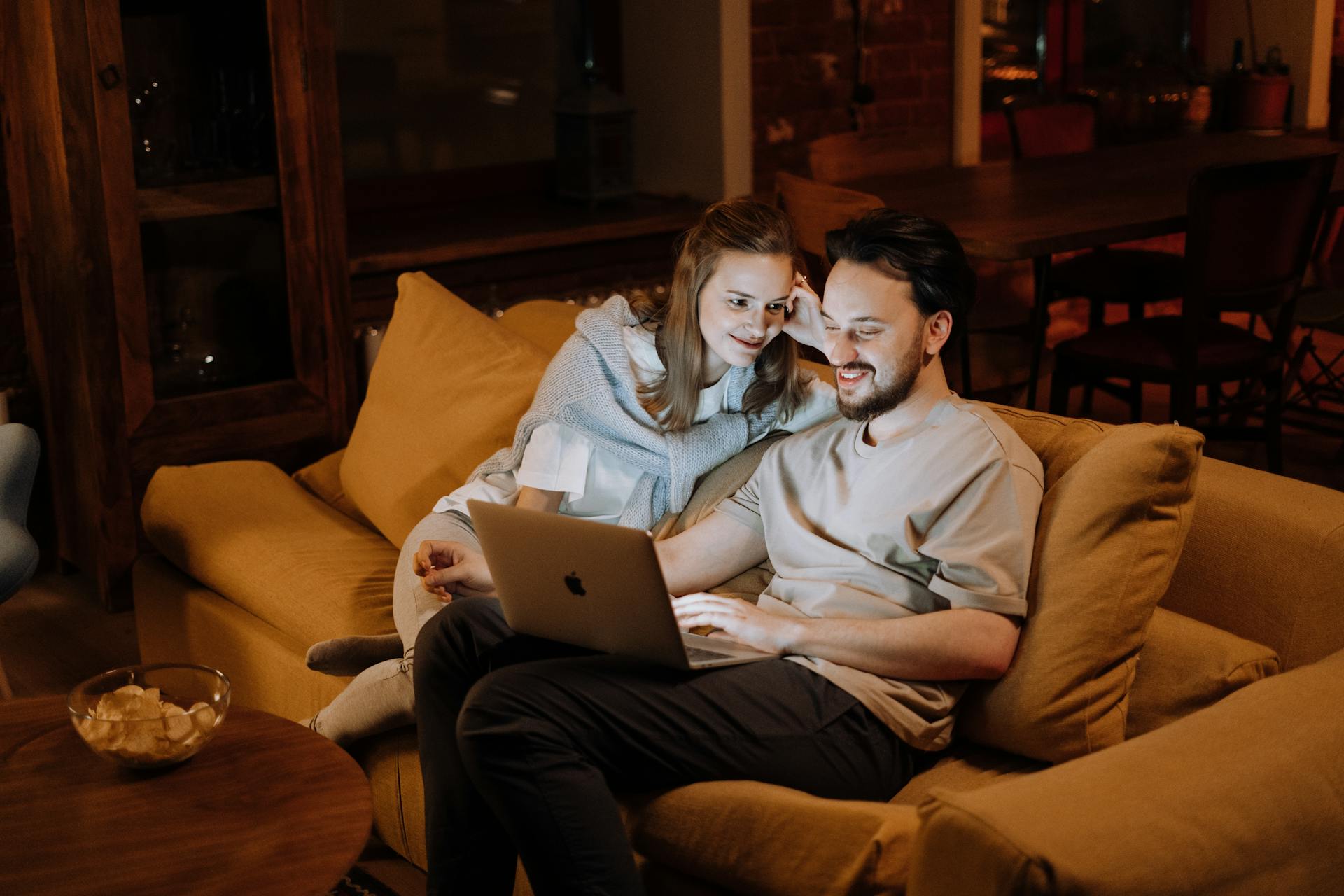 Un couple relaxant ensemble