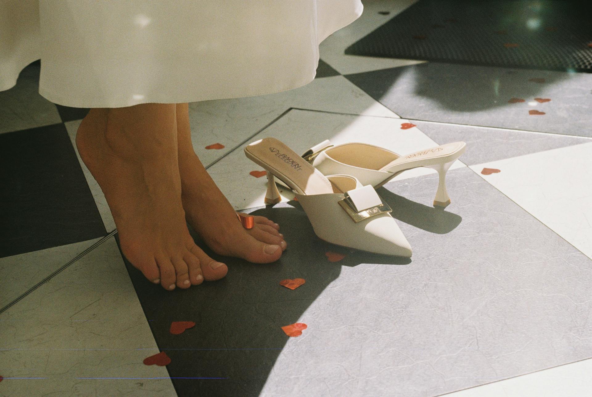 Une mariée debout pieds nus