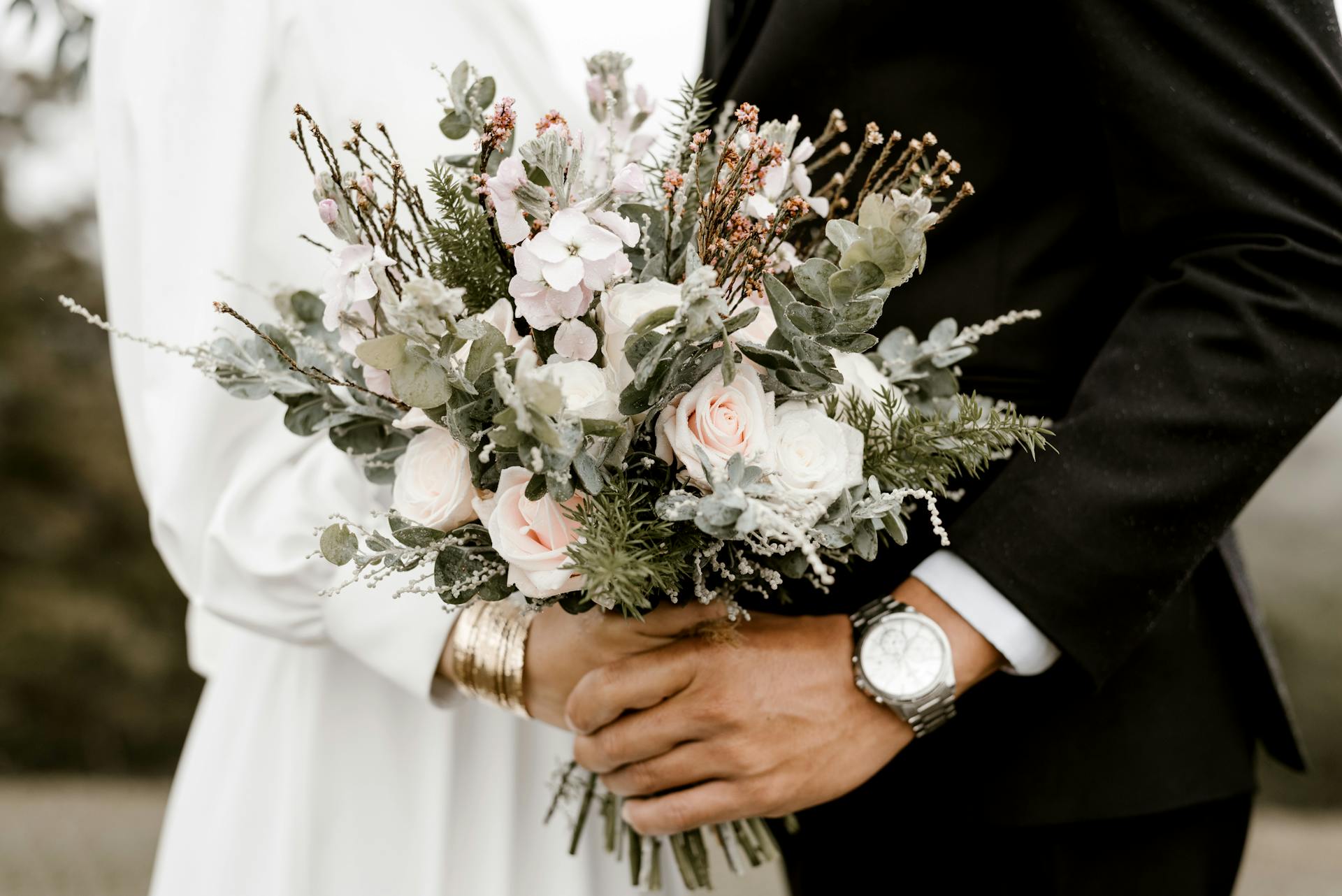 Un couple tenant un bouquet