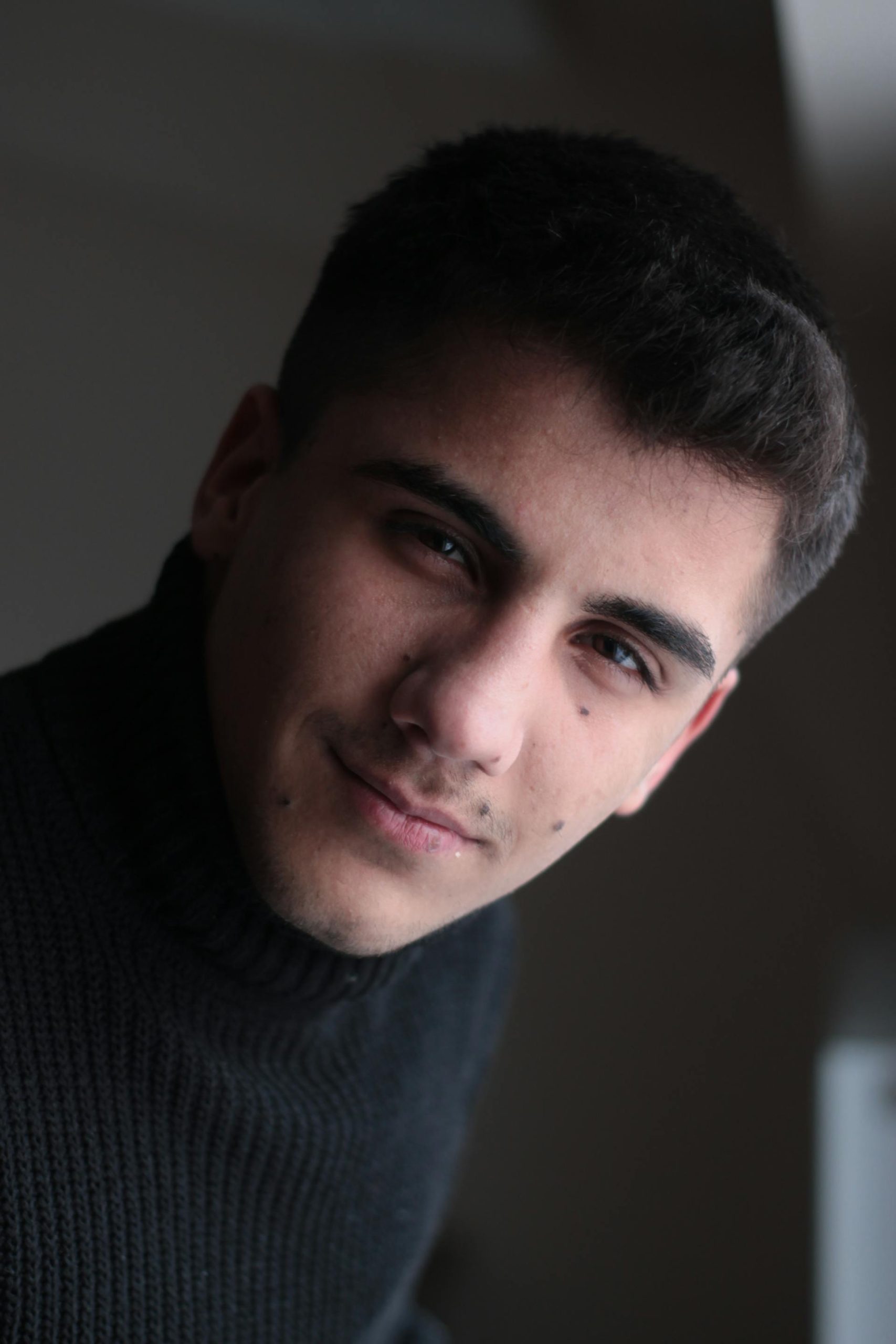 Un homme qui sourit