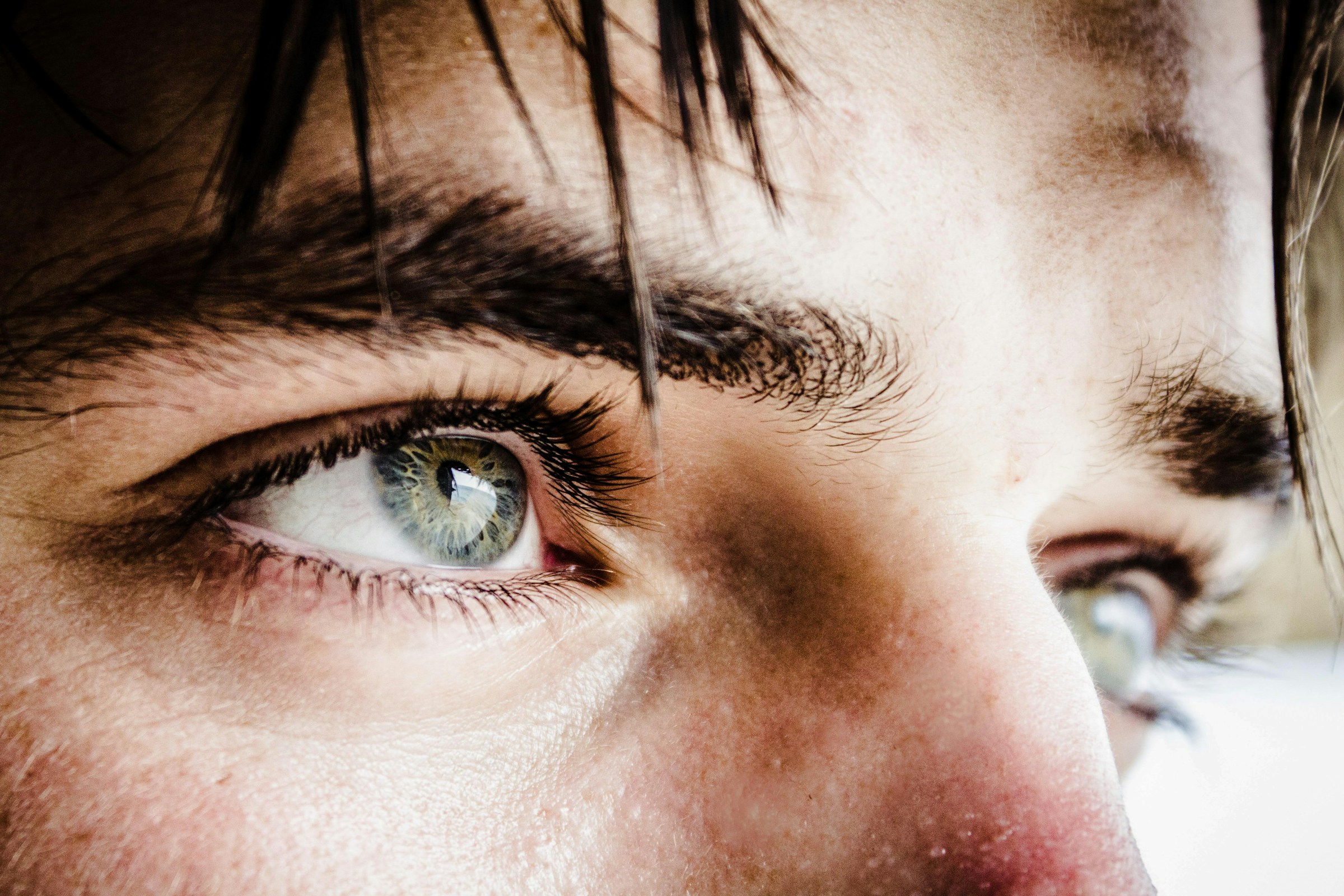 Gros plan sur les yeux d'un homme