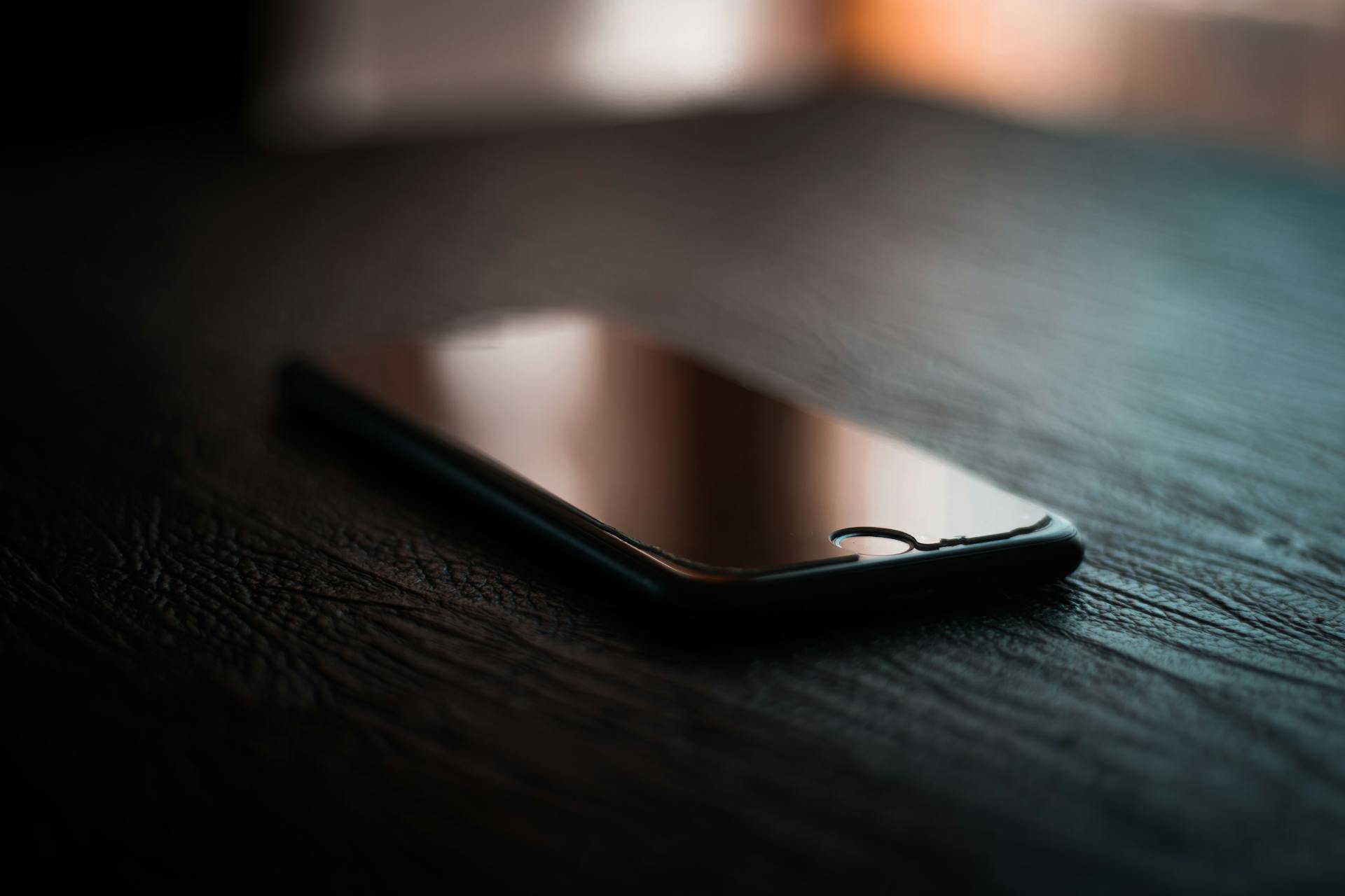 Téléphone posé sur une table