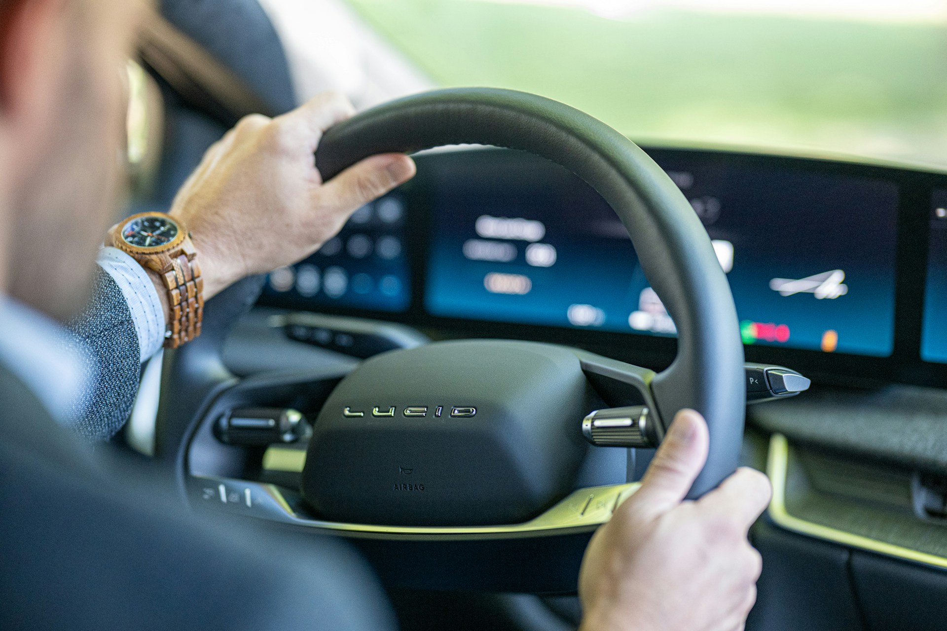 Un homme conduisant une voiture
