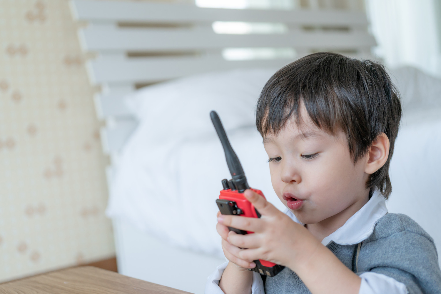 Un enfant tenant un talkie-walkie