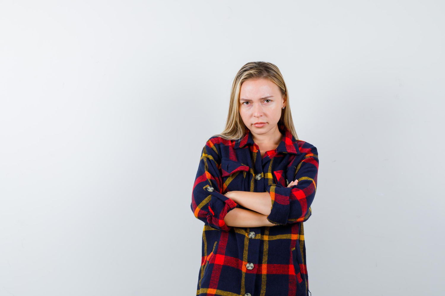 Une jeune femme en colère avec les bras croisés