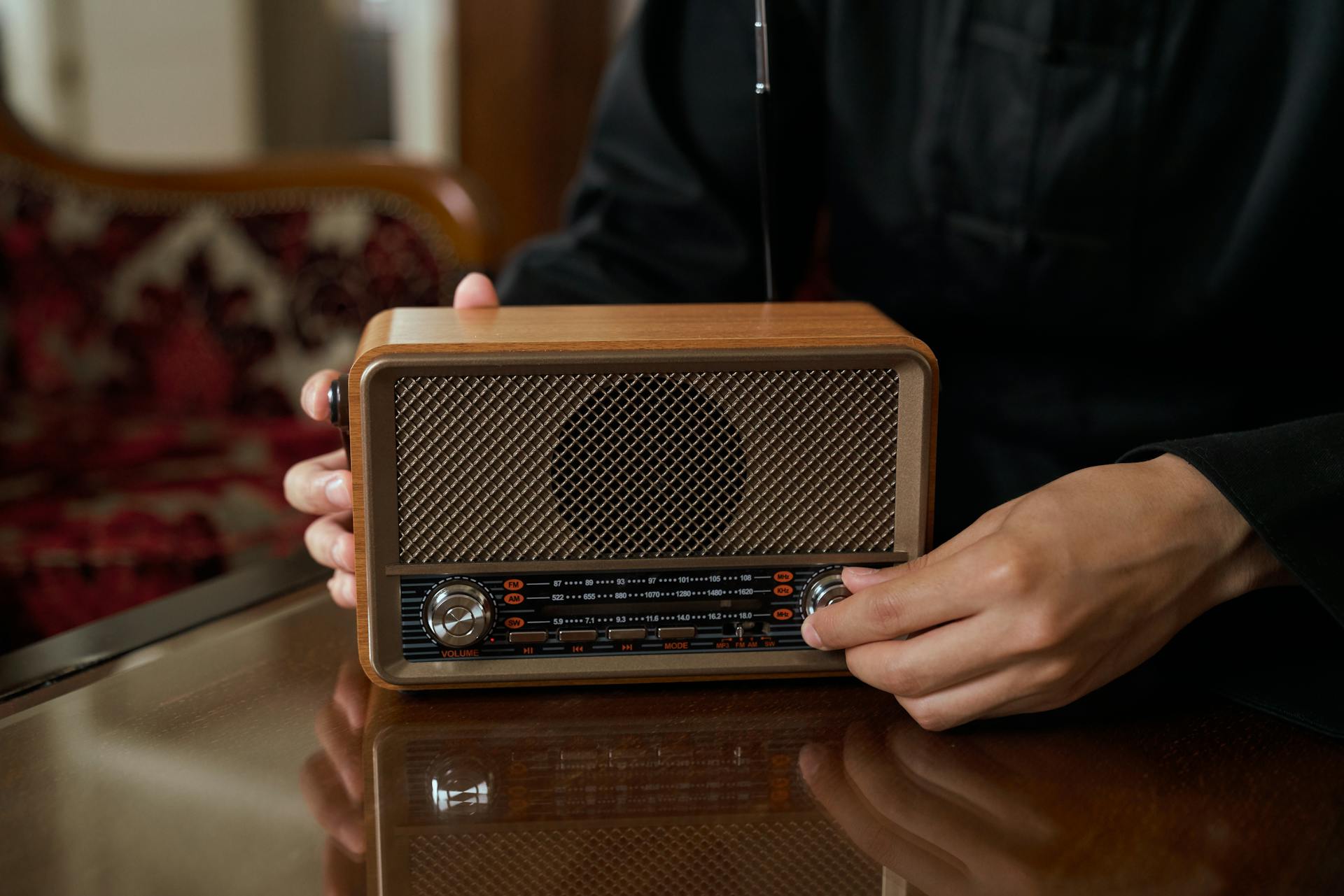 Une personne tenant une radio