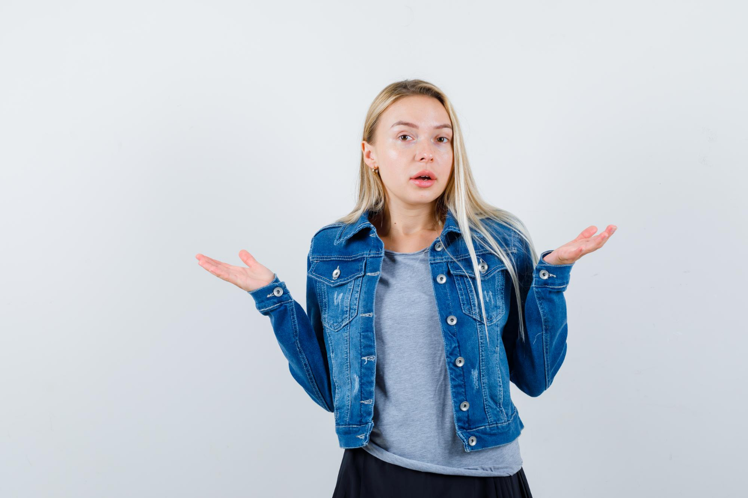 Une femme haussant les épaules