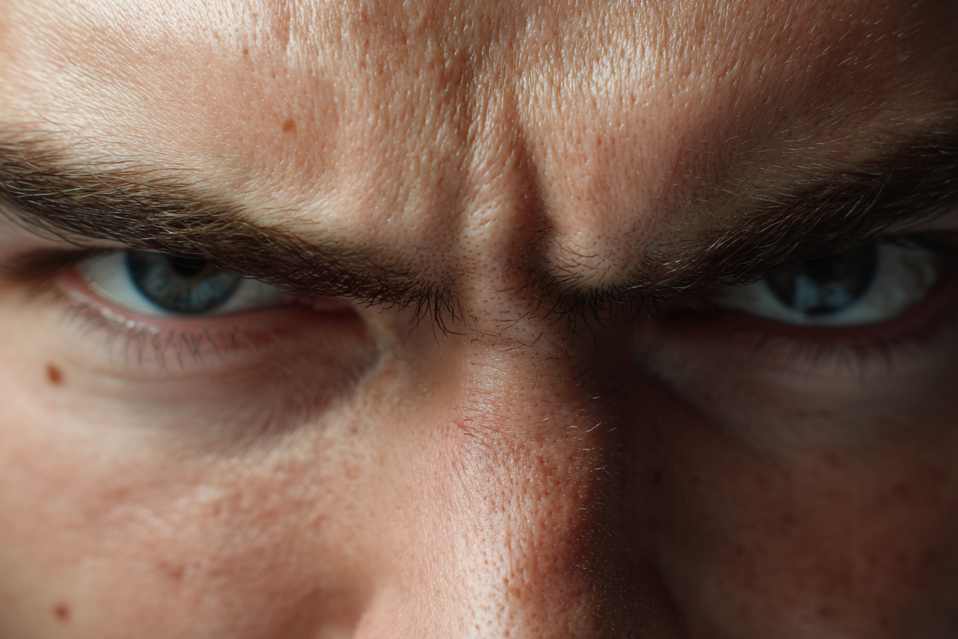 Gros plan d'yeux masculins