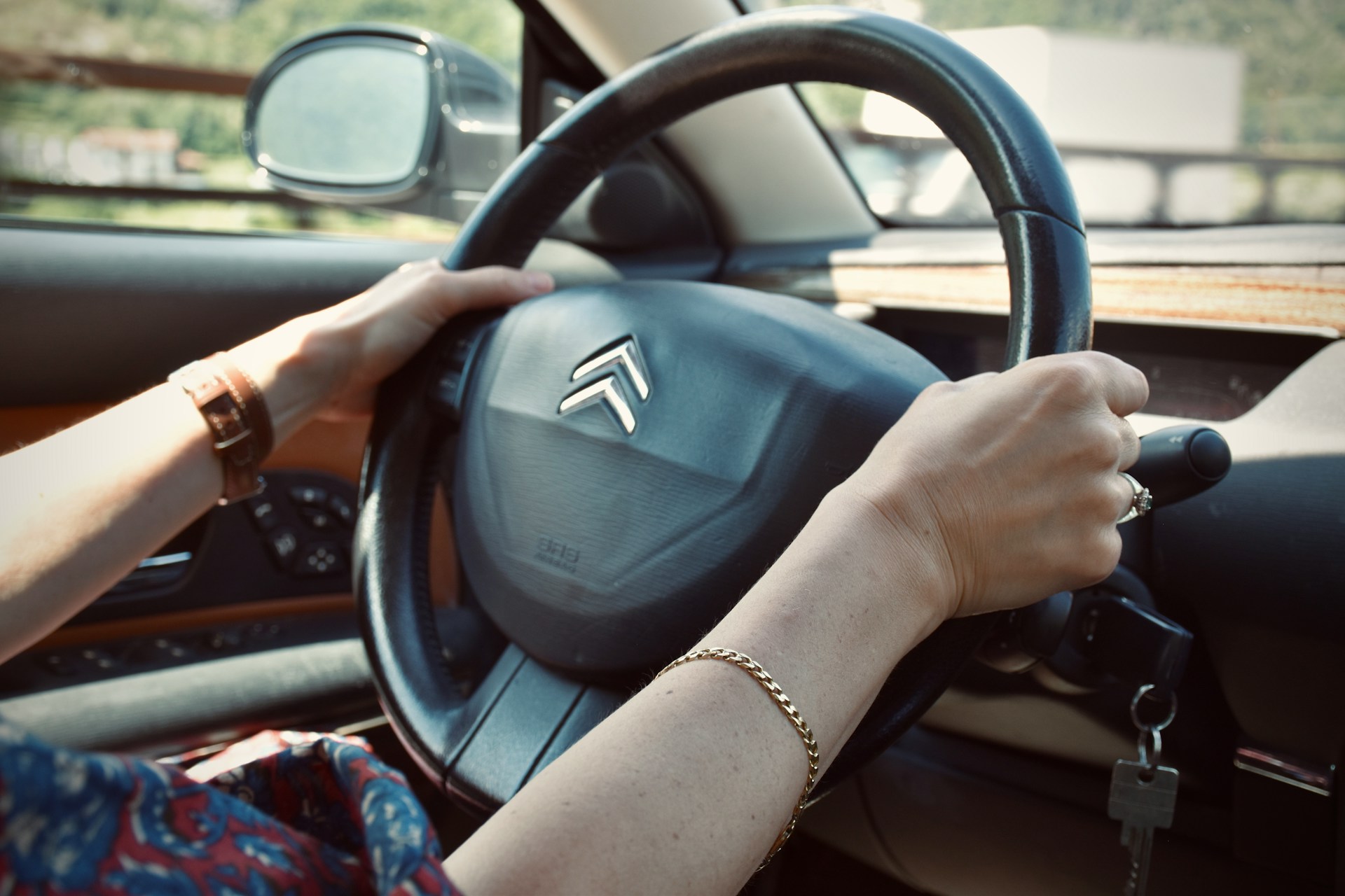 Une femme conduisant une voiture