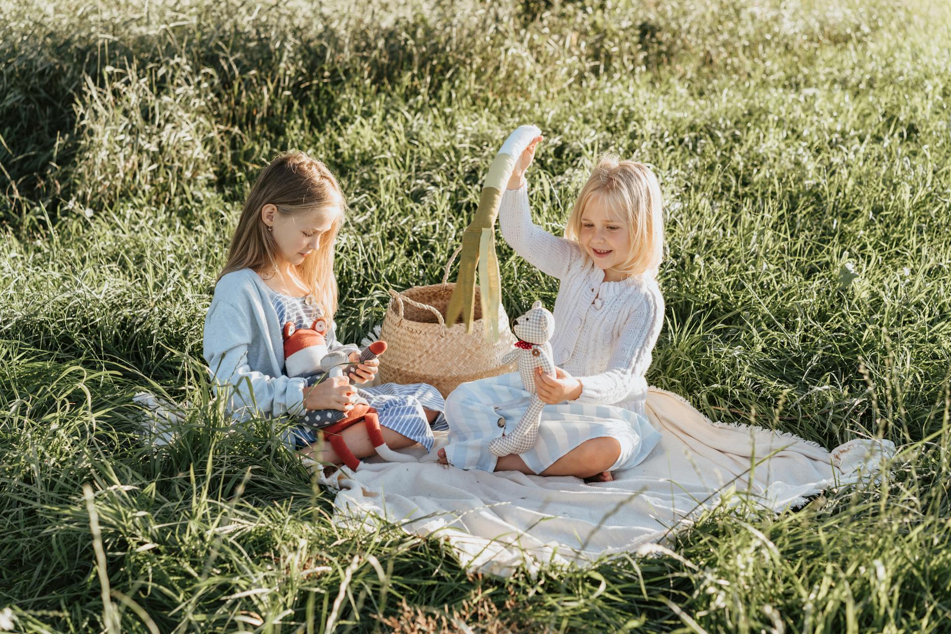 Deux filles assises dans un parc