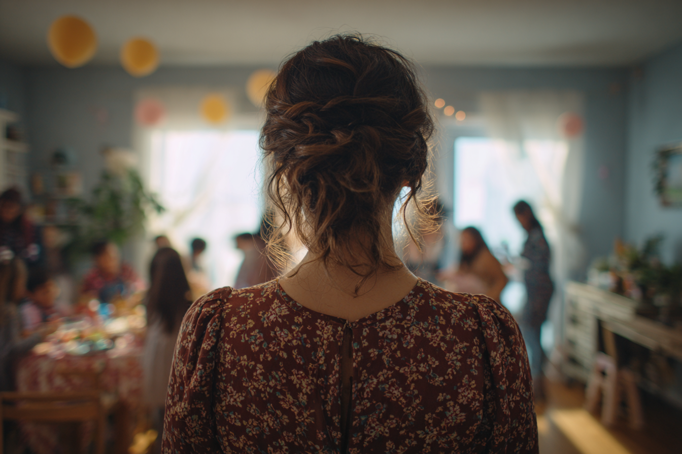 Dos d'une femme debout lors d'une fête d'anniversaire