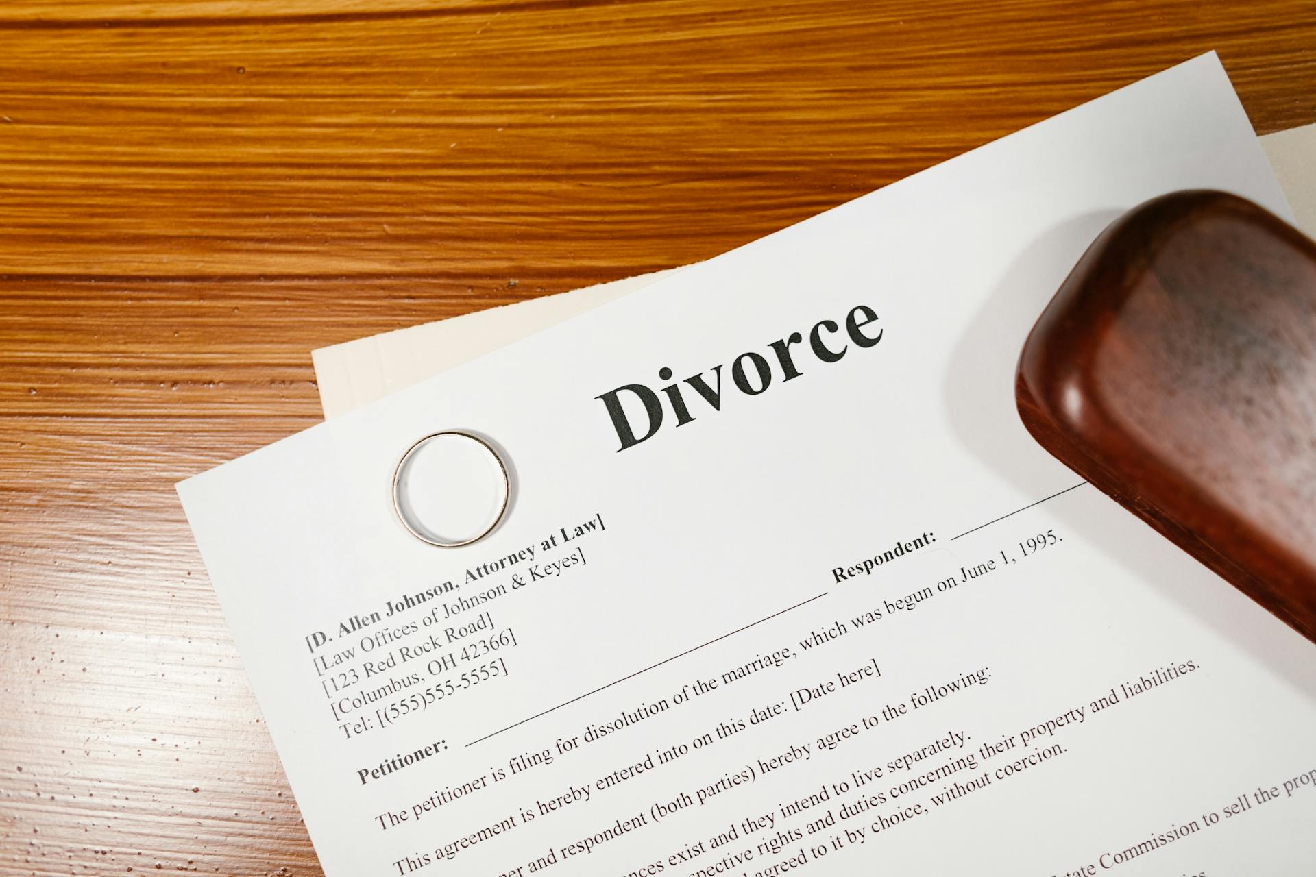 Les papiers du divorce sur une table