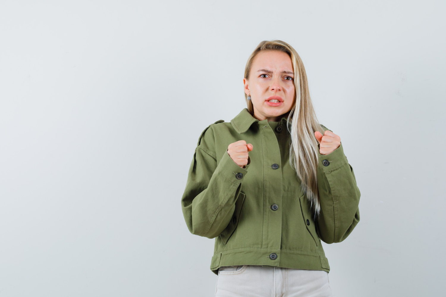 Une femme en colère poings fermés