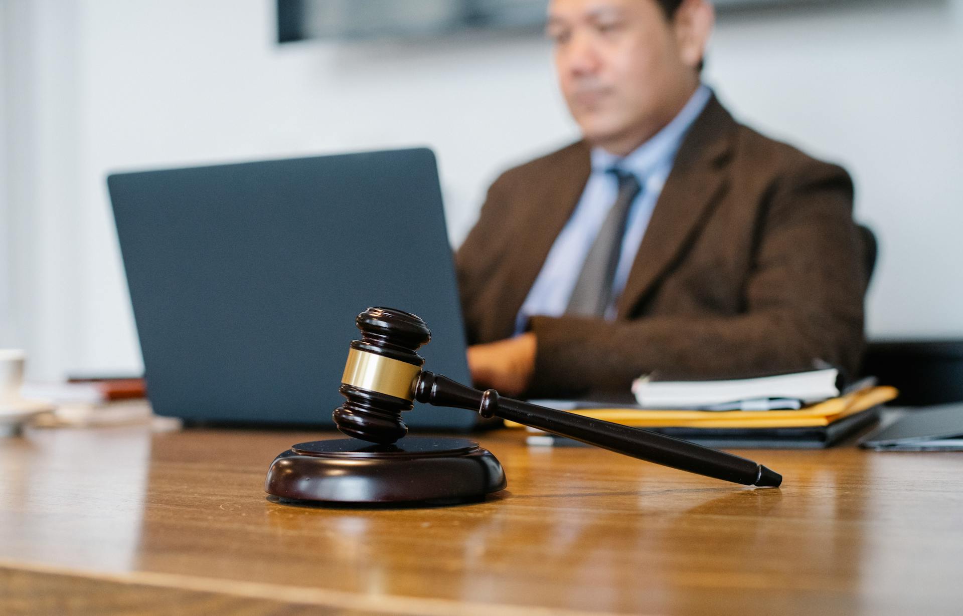 Un avocat assis à son bureau