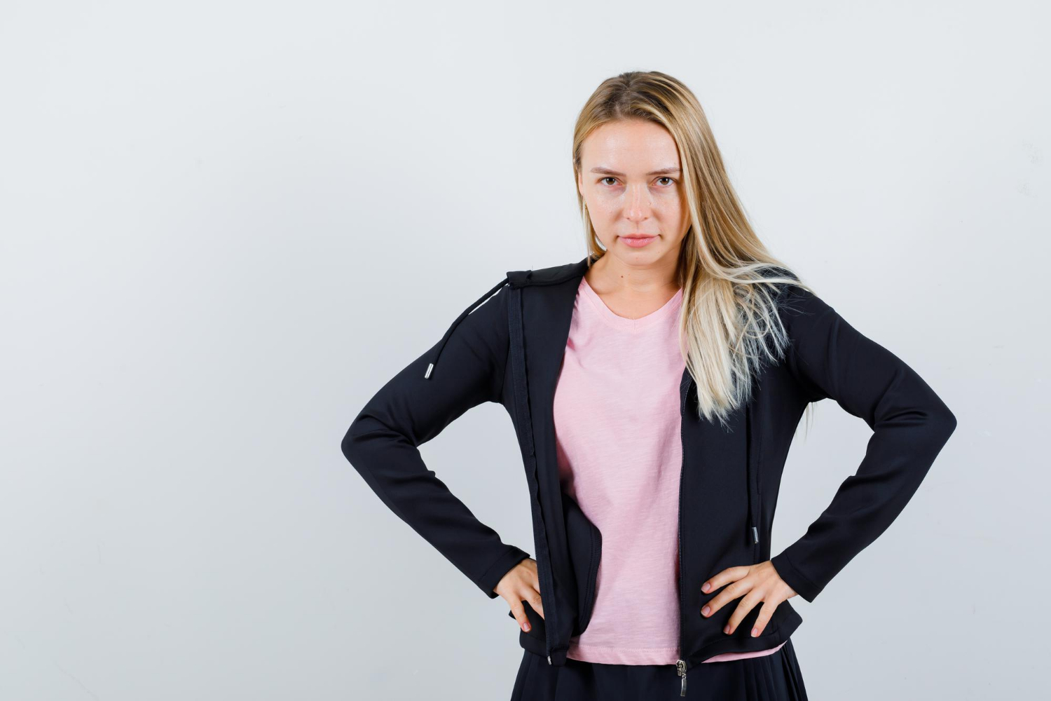 Une femme les mains sur les hanches