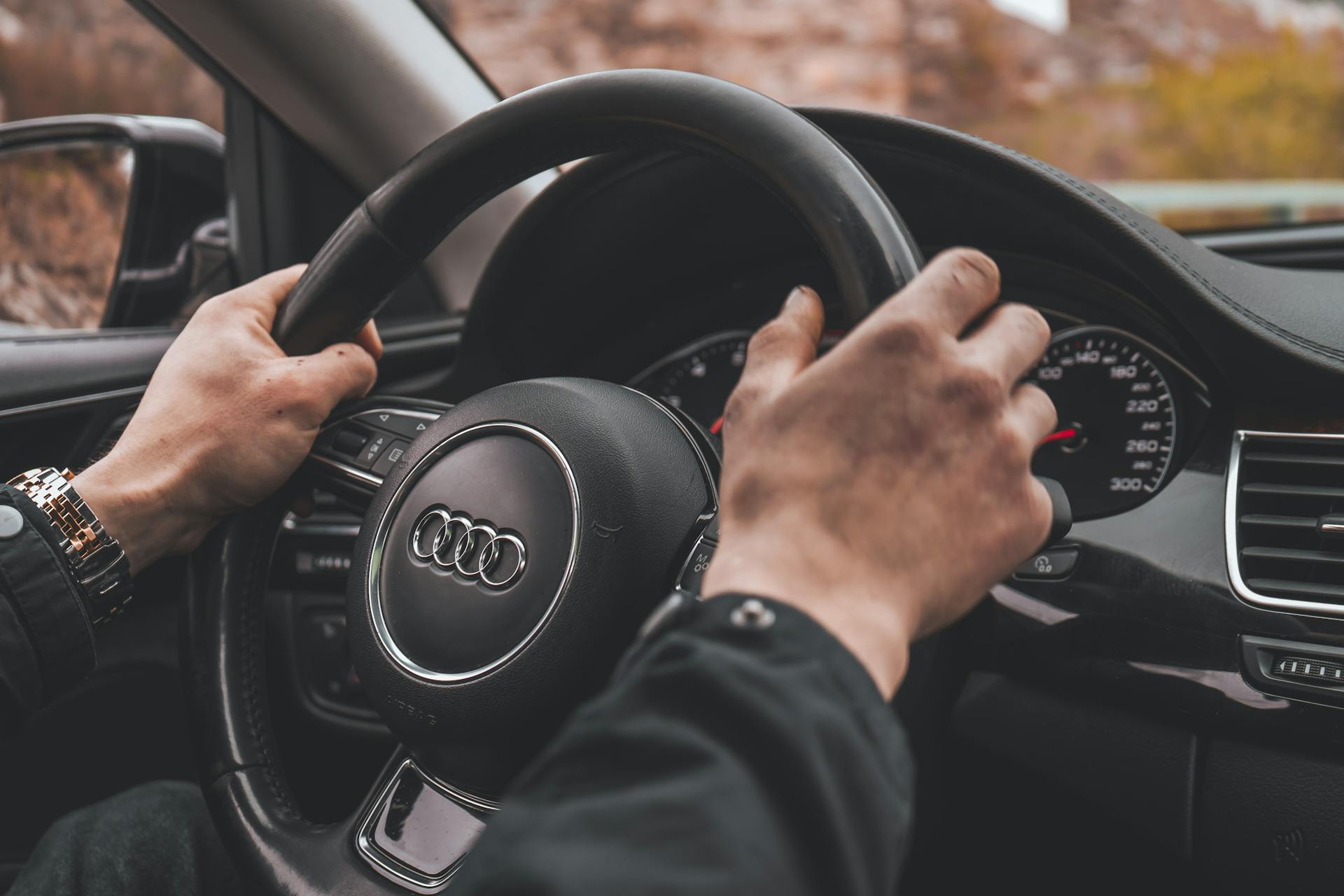 Homme conduisant une voiture