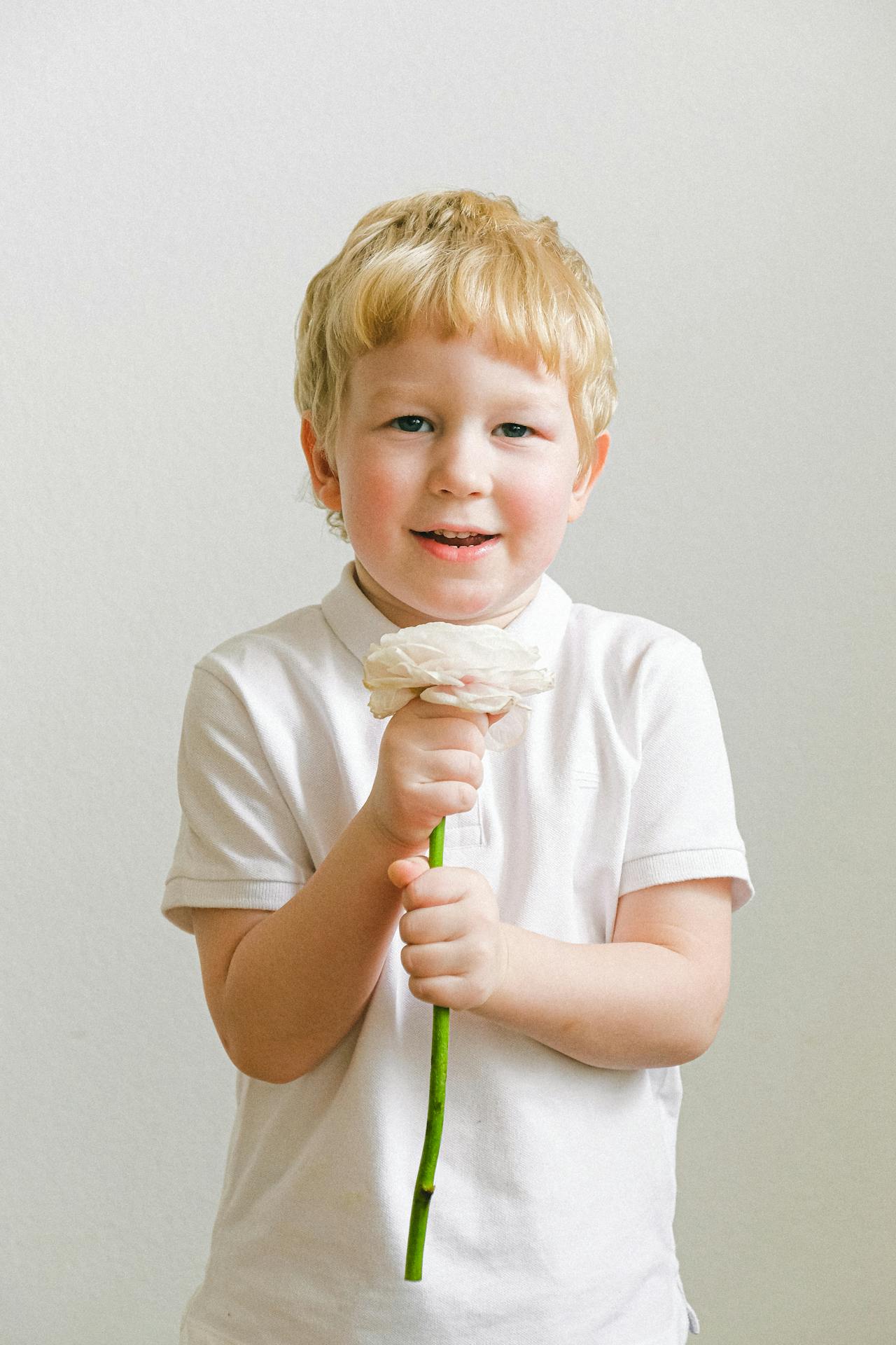 Un enfant avec une fleur excitée