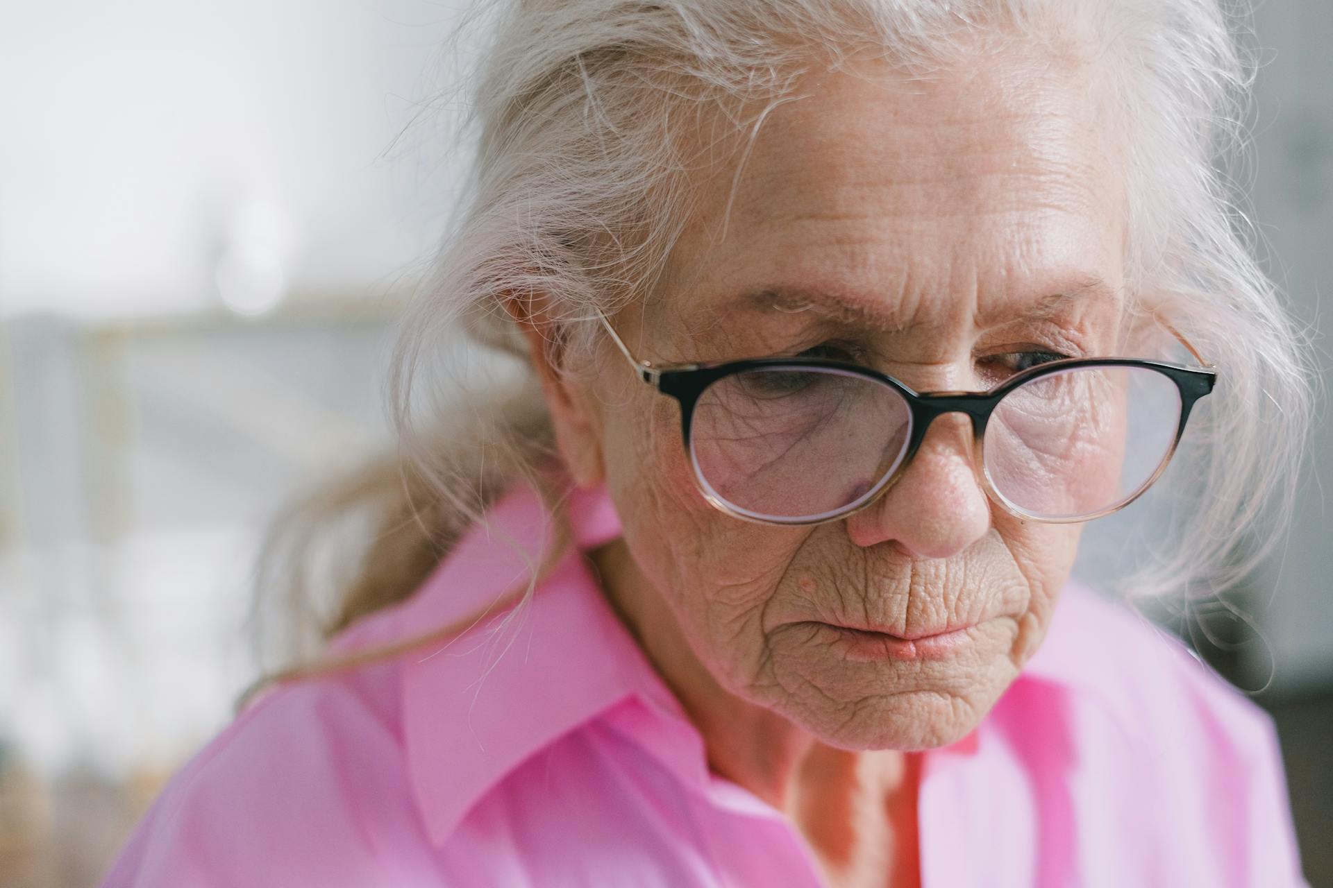 Une femme âgée regardant vers le bas