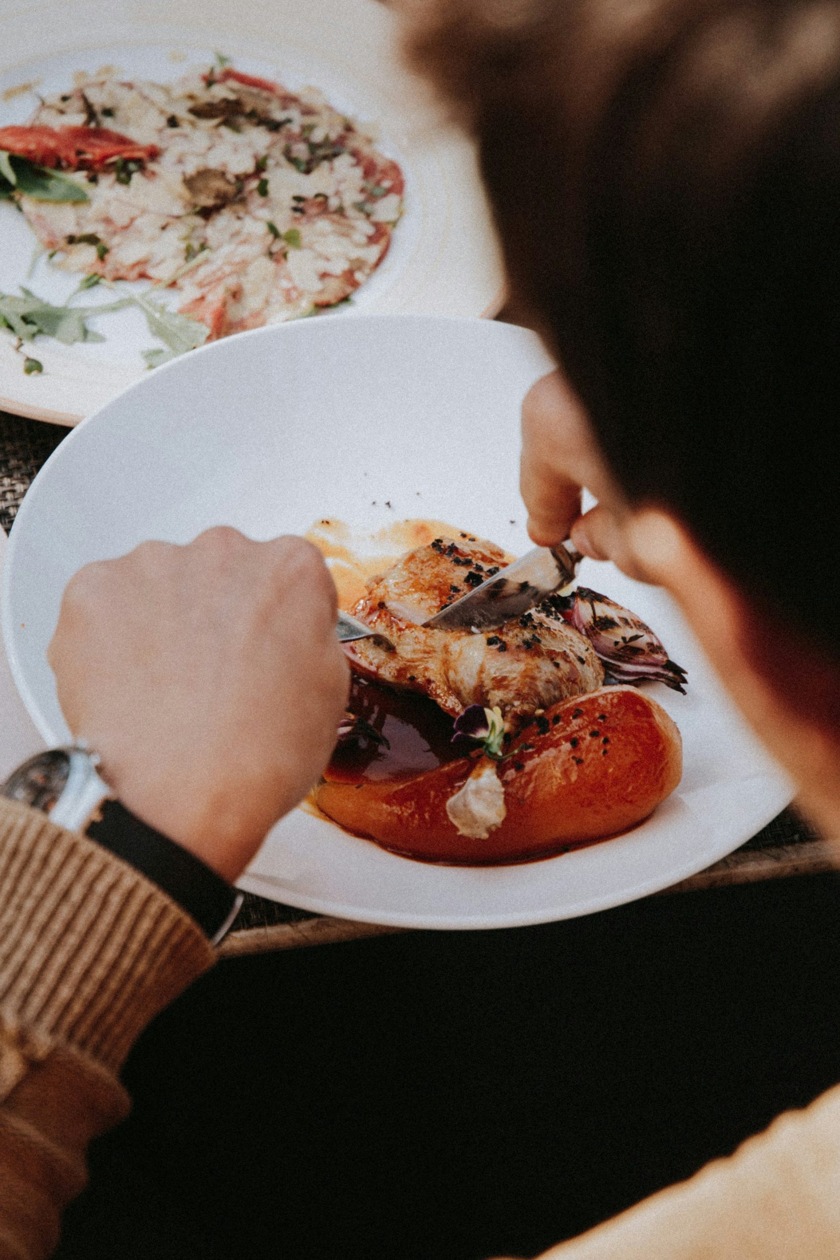 Une personne prenant son repas